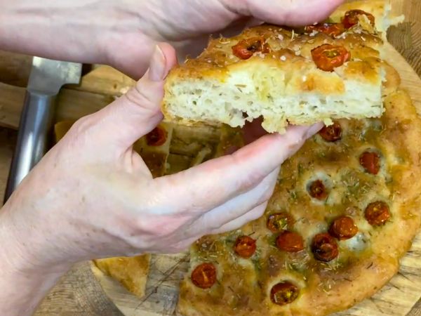 Focaccia Salgada na Panela de Ferro sem glúten — Chef GlutenFree